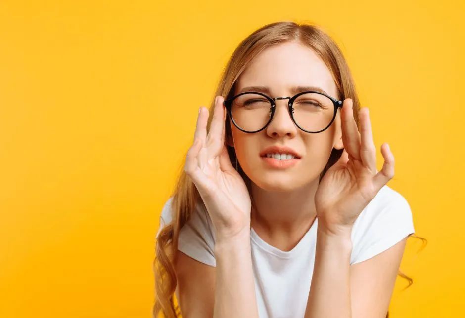 为什么眯眼可以看得更清,眯眼对眼睛有什么危害