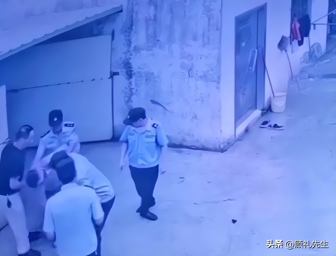 曝男子撞村长的狗被殴打后续,男子撞倒村长的狗遭殴打