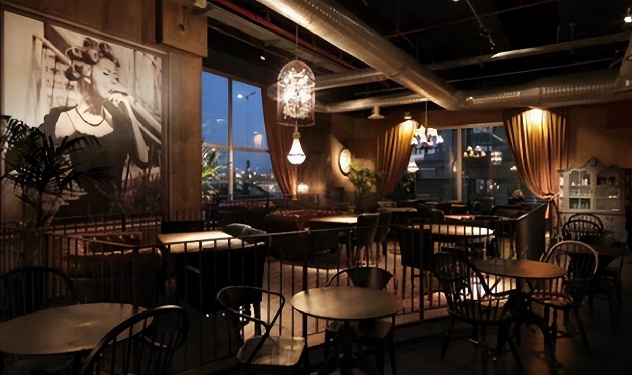 公然挑衅刀郎，机场怒踹粉丝，歌坛“一姐”那英究竟凭啥这么狂？