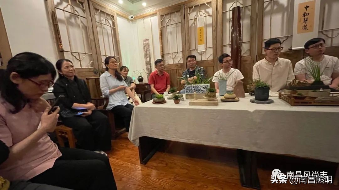 鍏竴鍎跨鑺傚叞鑺辫崏,鍏竴鍎跨鑺傜尓绗艰崏