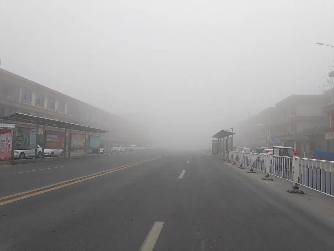 河南省驻马店市汝南县大雾预警,今晨大雾宛如仙境