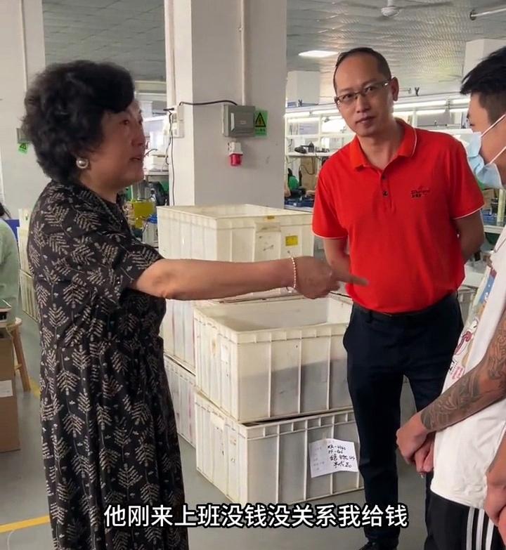 拒招文身工人女老板自掏腰包帮员工洗掉文身称纹身影响前程