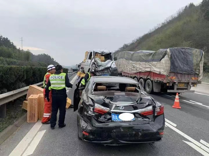 在高速路上前车急刹车追尾怎么办,高速上遇到障碍物突然急刹追尾