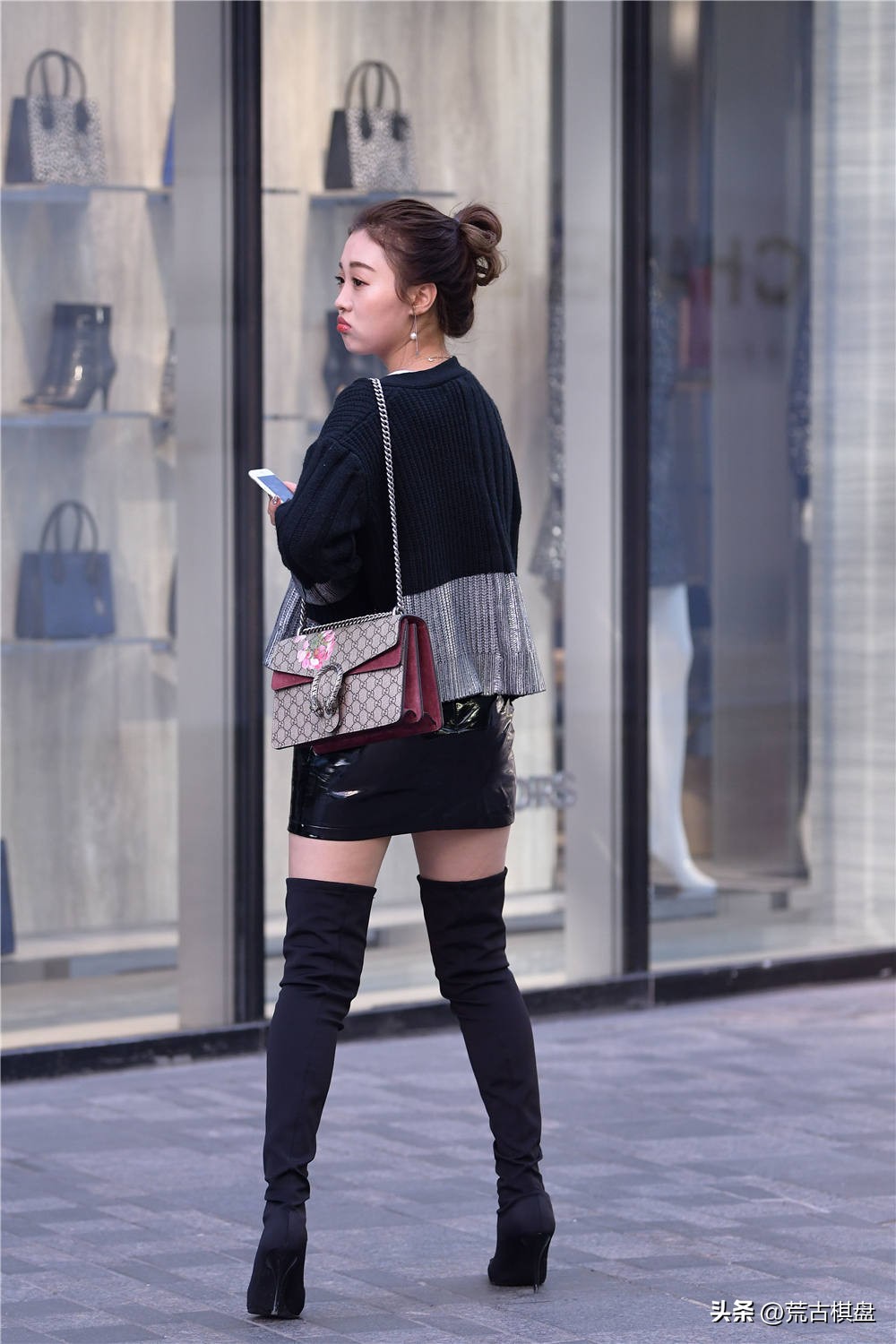 秋季黑色过膝长筒靴搭配牛仔短裙,粗低跟黑色过膝靴搭配图片