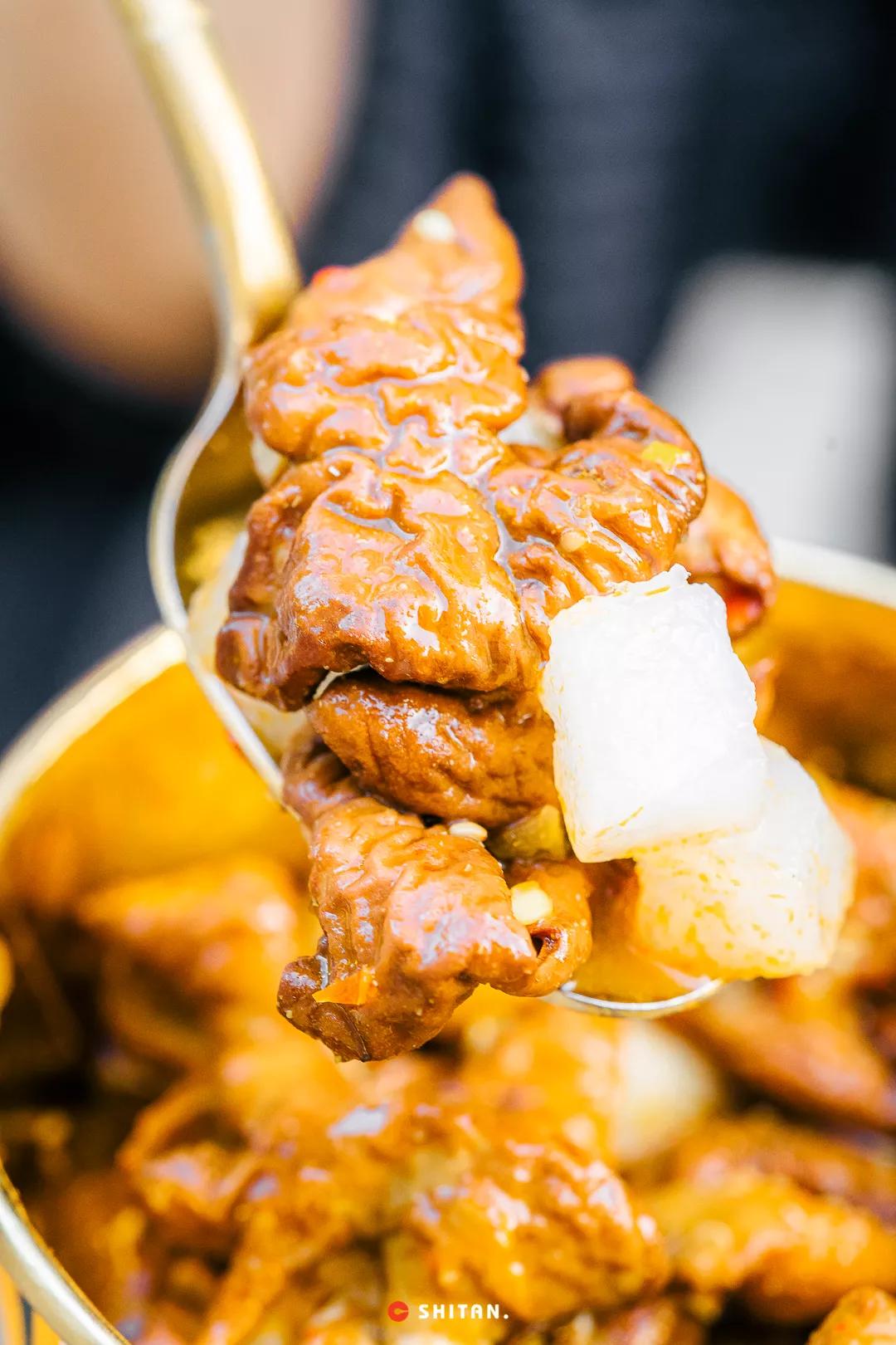 被套头了，「炸卤虎皮肥肠王」来了