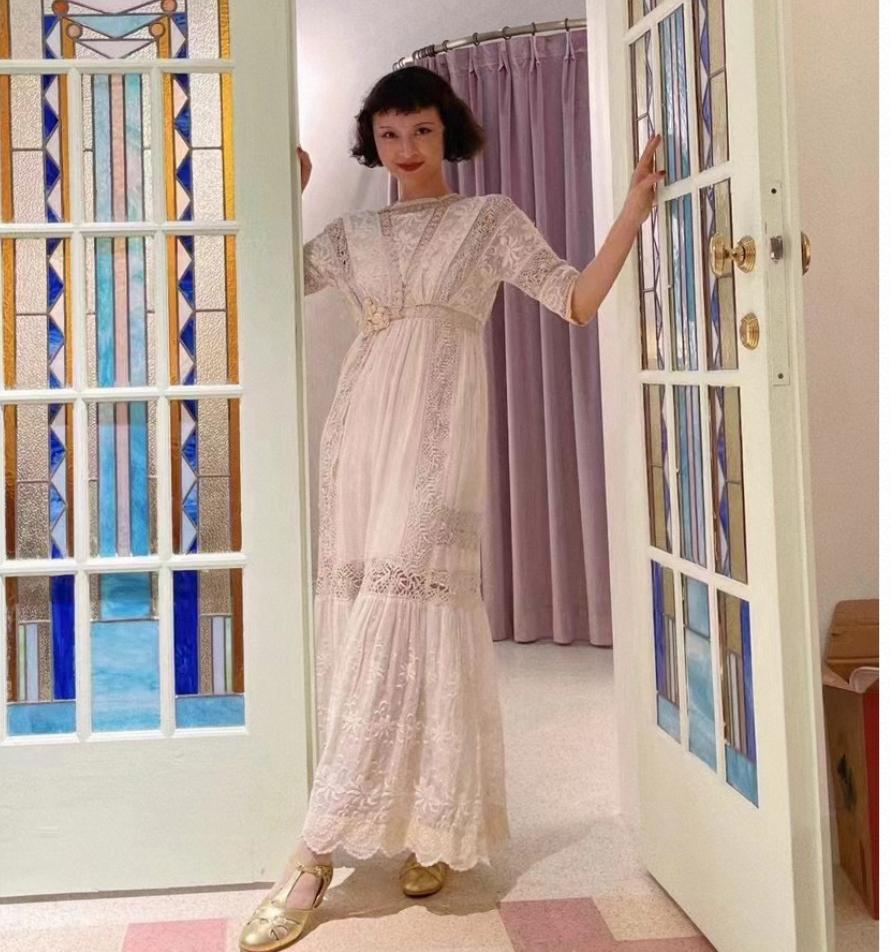 她复刻百年前的“女团”：穿流苏吊带、在舞池摇摆