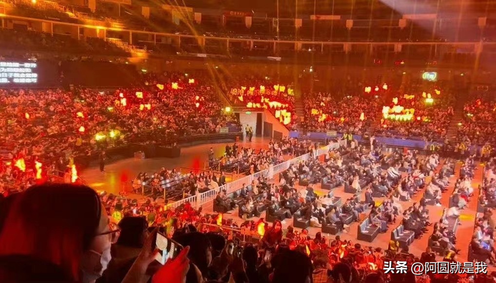 肖战被时尚杂志拍封面,肖战登时尚芭莎封面人物