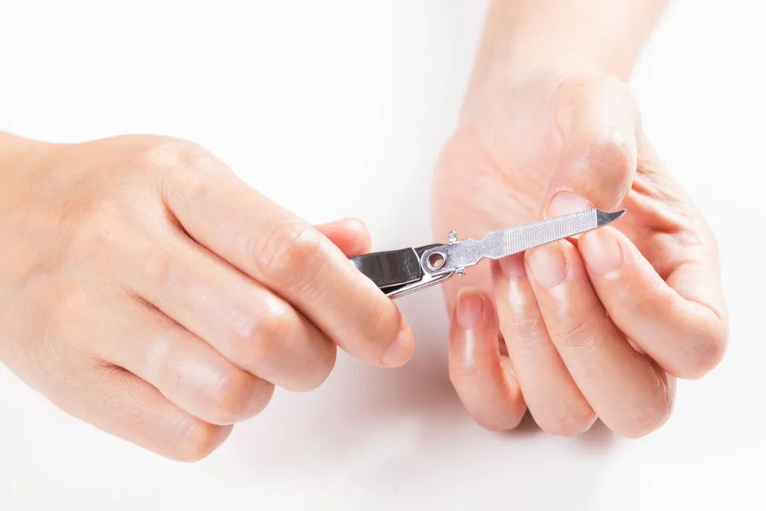 指甲上竖条纹白斑什么毛病,指甲盖上长出竖纹是什么病