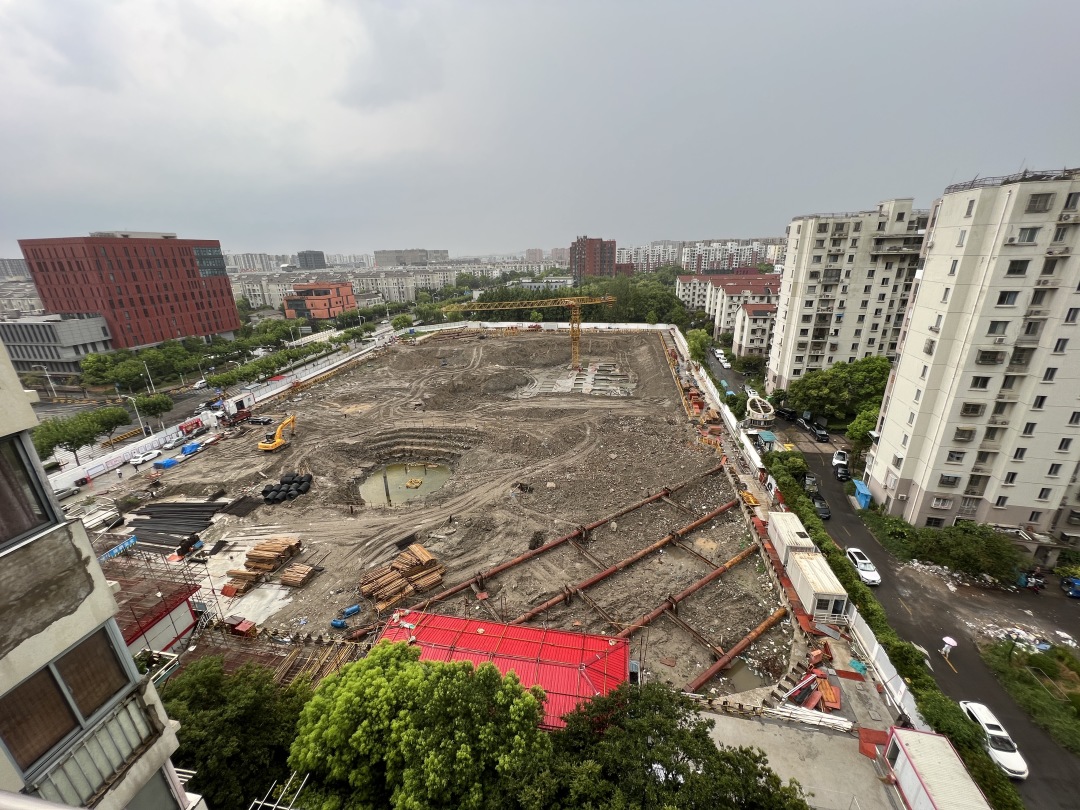 裂了裂了，千疮百孔裂到触目惊心！慌了慌了，千户居民慌到心惊肉跳