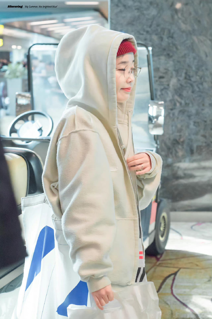 李知恩iu紫色运动服装,iu李知恩穿花卫衣