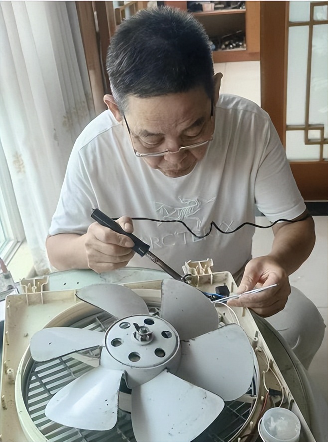 天有一双手——记军休干部吴建德义务为民服务11年