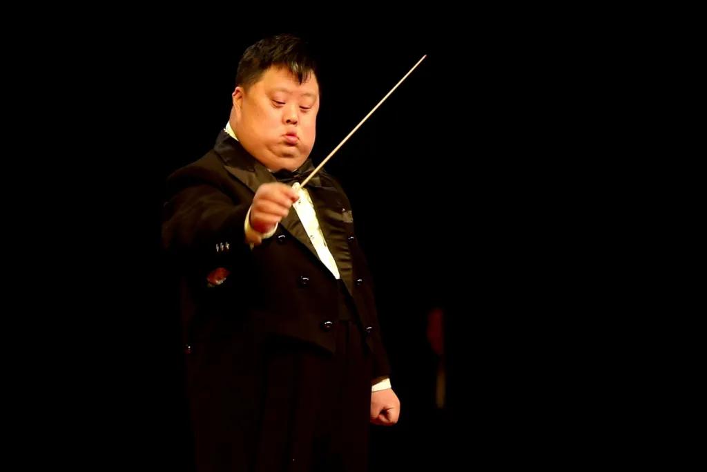 湖北痴呆儿，从天才指挥家变养鸡人，花50万治肺癌，认富豪当干爸