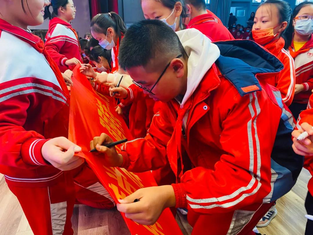 锡山小学红领巾奖章,小学举行红领巾争章仪式