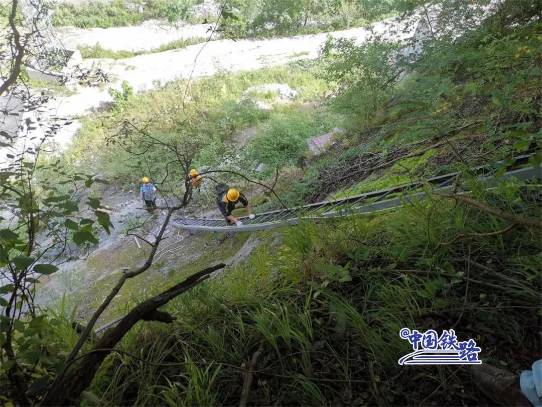 中国高铁第一掉头,中国高铁在铁轨上怎样运行