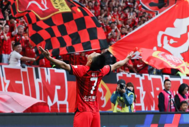 上海的天空是蓝色还是红色,上海的天空是蓝色的