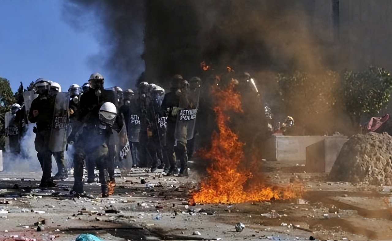 火烧靖国神社中三观正的日本小伙,中国小伙火烧日本靖国寺
