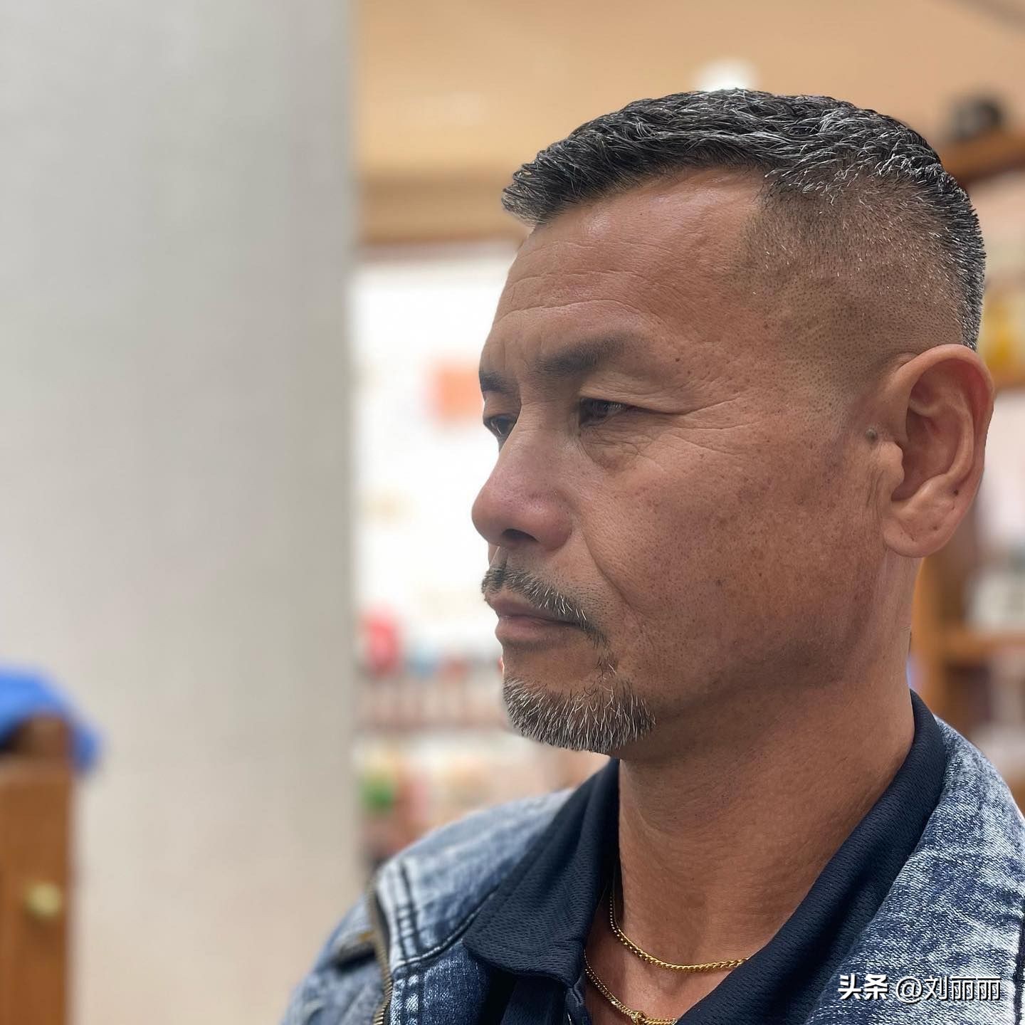 周围铲青男士发型,两边铲短发型男学生