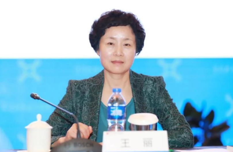 女贪官20多年老纪检：爱马仕丝巾整整一柜子，买了一套房藏匿赃物