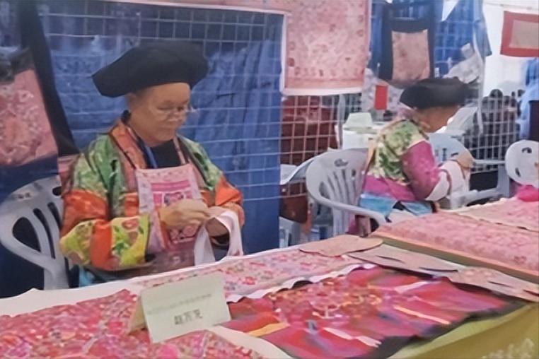 2013年，贵州女子把一片“树叶”卖到7000元，靠树叶年赚上千万