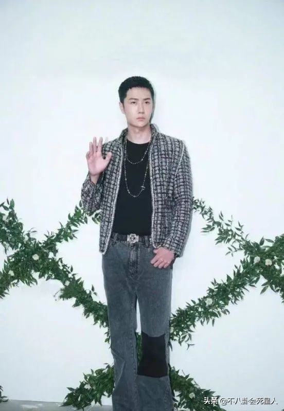 健身有效和健身无效的男演员,男明星无器械健身