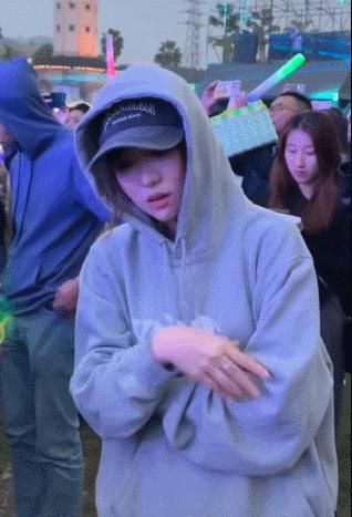 顶腮、挑眉、摸鼻子…全网美女都在模仿“普信男”，细节太到位！