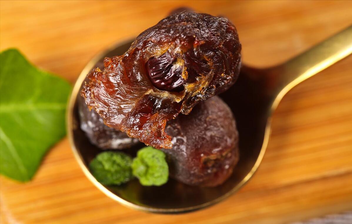 老母鸡汤放入枸杞红枣补血又补气,老母鸡炖汤补气补血红枣枸杞