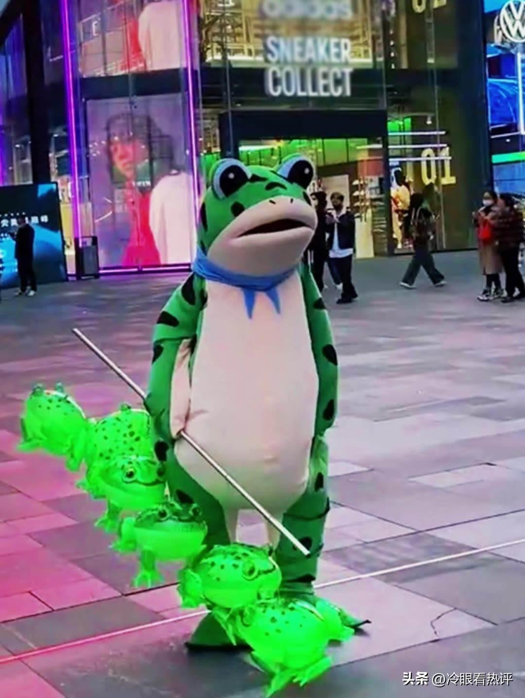 网红青蛙被曝偷看女生裙底？就算是卖萌也要注意对象和分寸