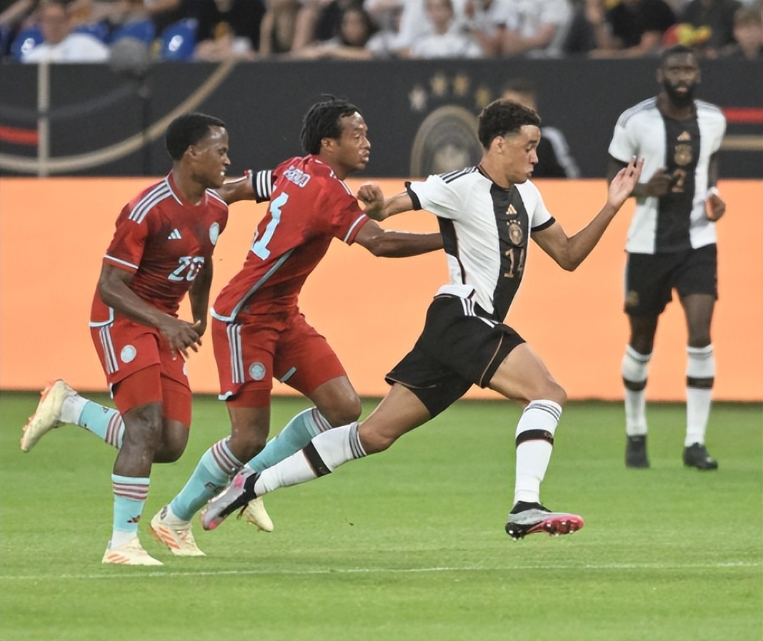 足坛悲喜一夜：国足连胜，德国巴西输球，C罗破纪录，哈兰德双响