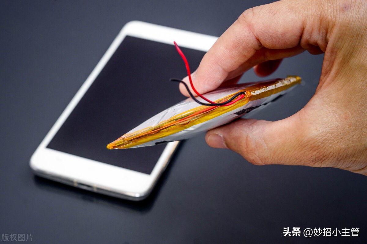 正确给手机充电延长电池使用寿命,充电拔来拔去是否影响电池寿命