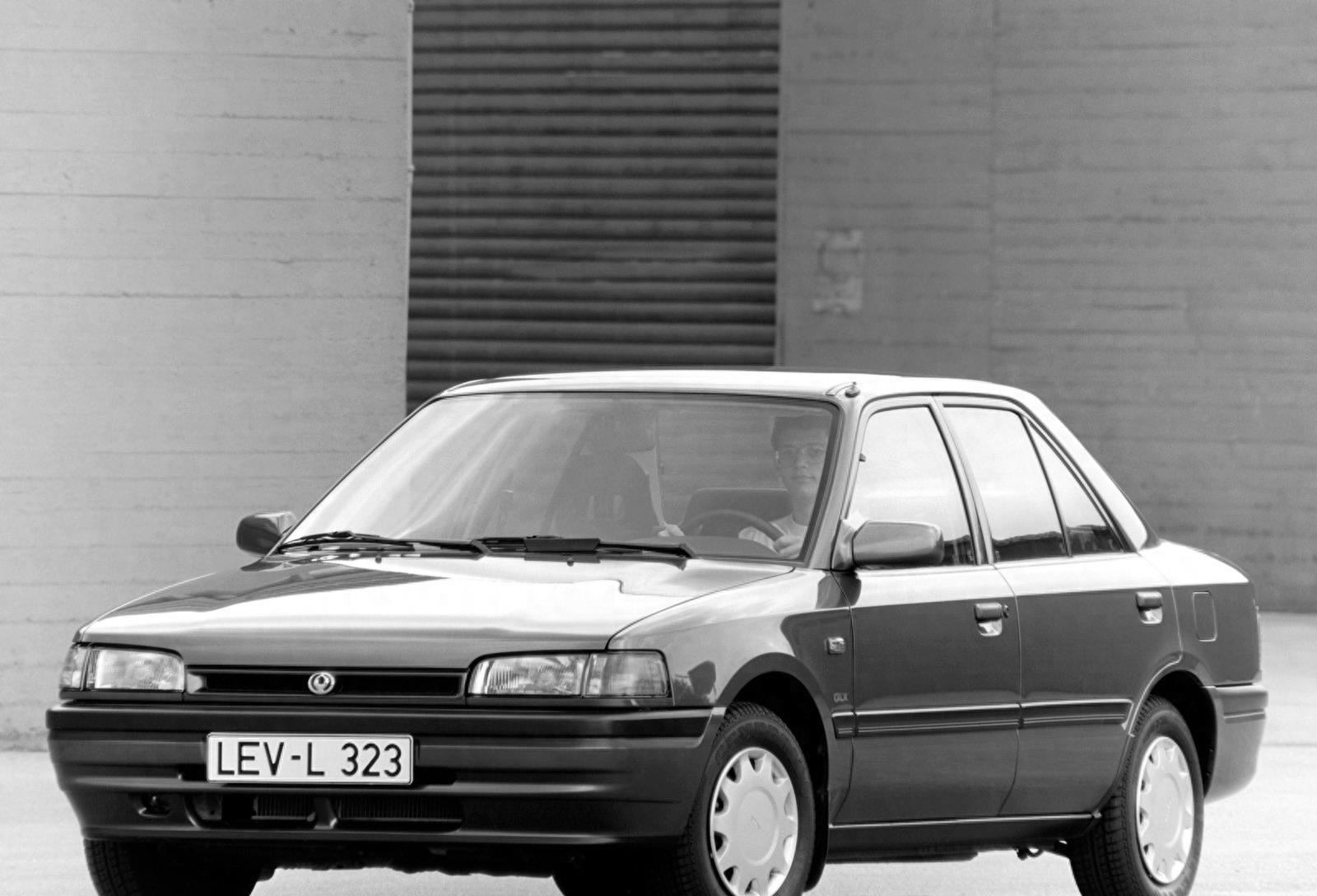 看看二十多年前的车,05款马自达323福美来图片