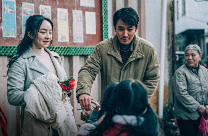 【错综迷离】：观众纷纷倾诉离奇故事，离开影院失语。