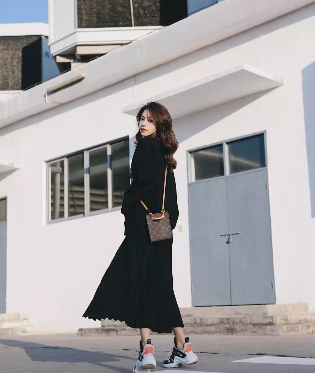 秋冬毛衣或者卫衣搭配的半身裙,灰色卫衣搭配什么颜色的半身裙