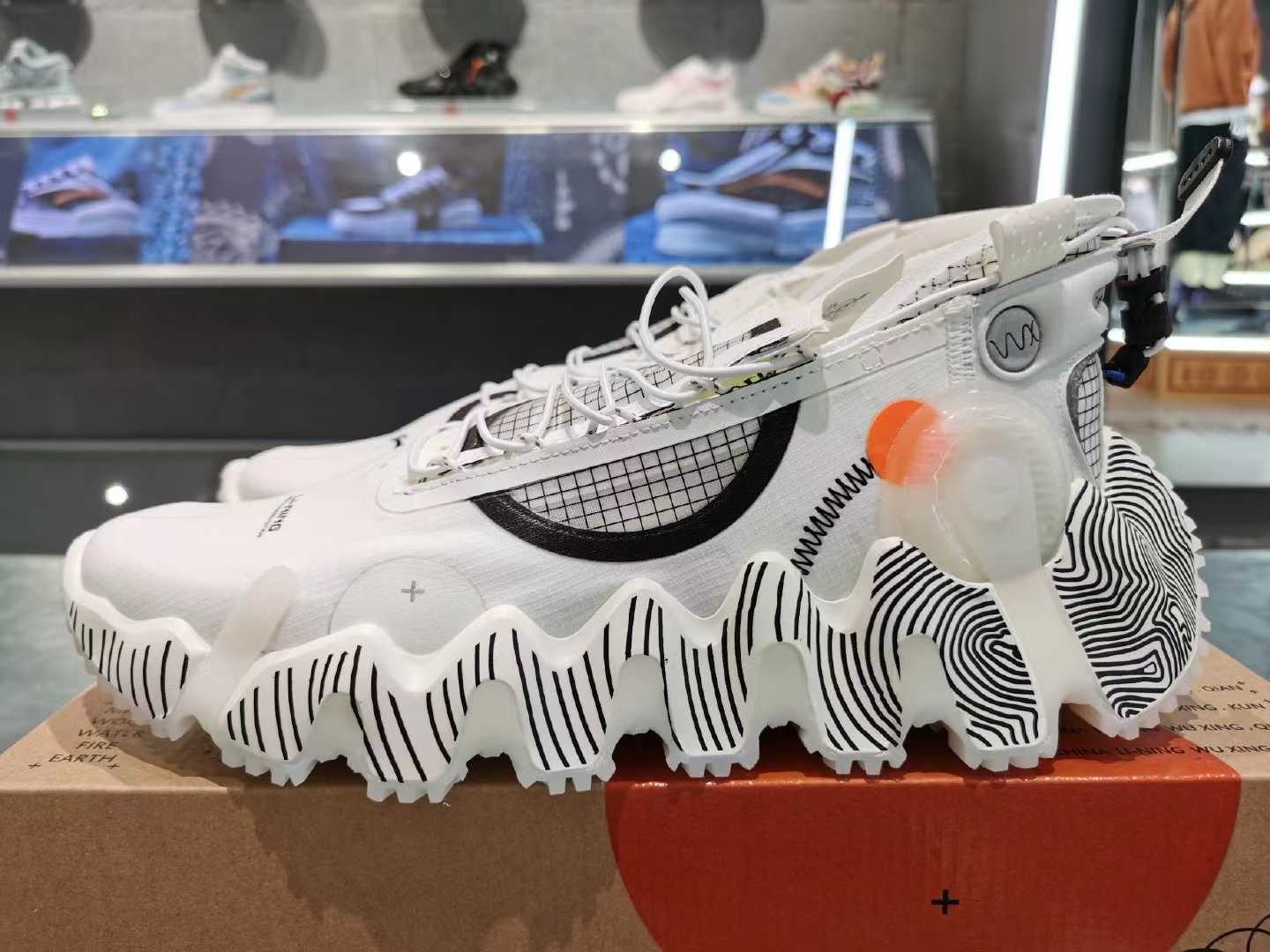 阿迪达斯三连击,阿迪达斯可以打球吗