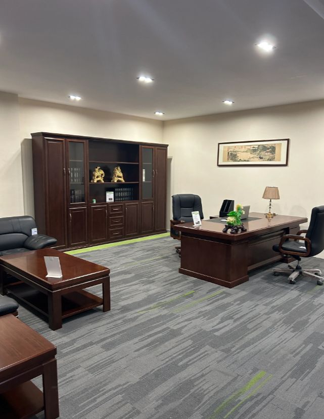 老板办公室装修复古家具效果图,100平老板办公室家具效果图