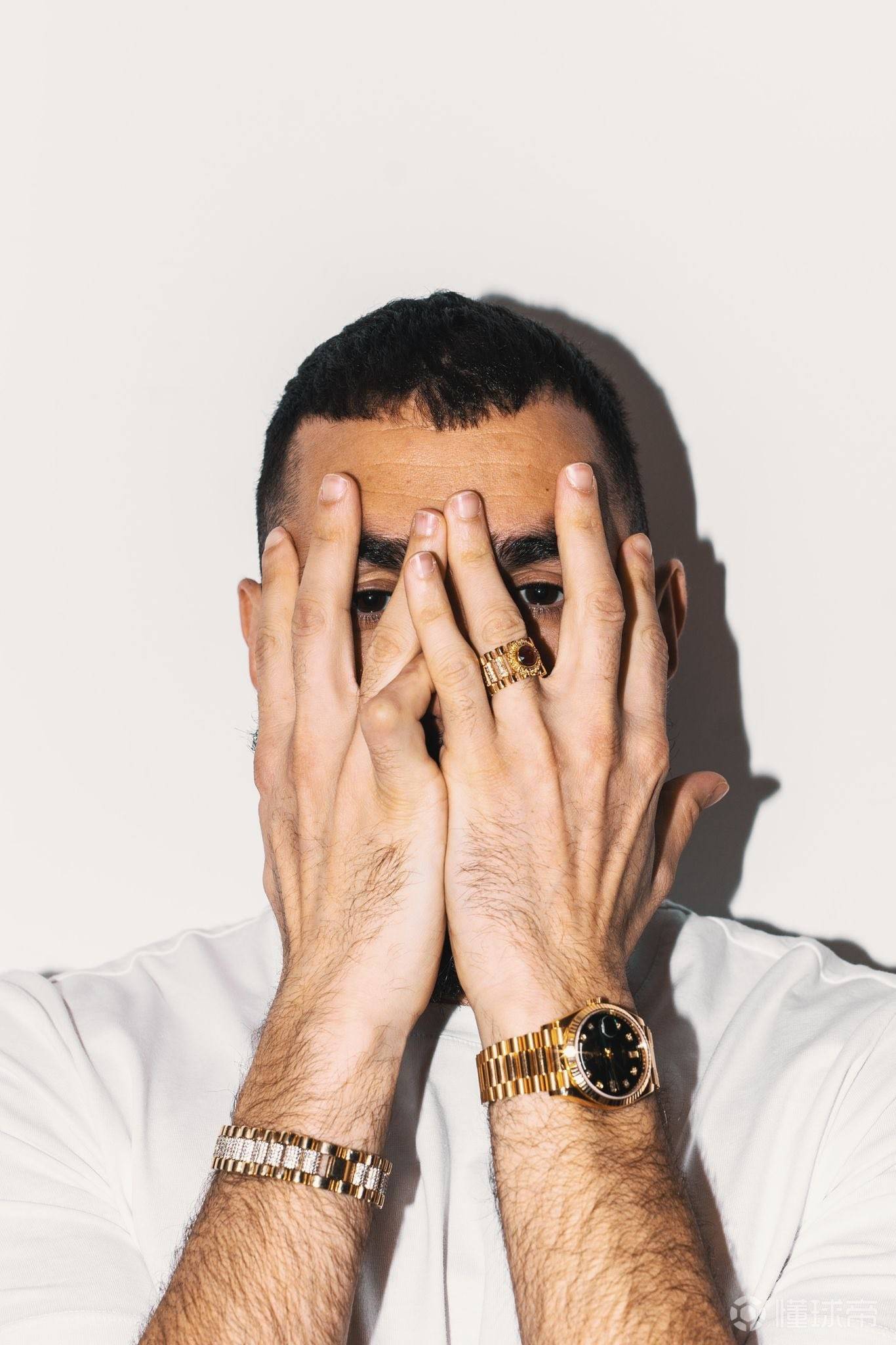 本泽马的右手金色绷带,本泽马绷带打手腕