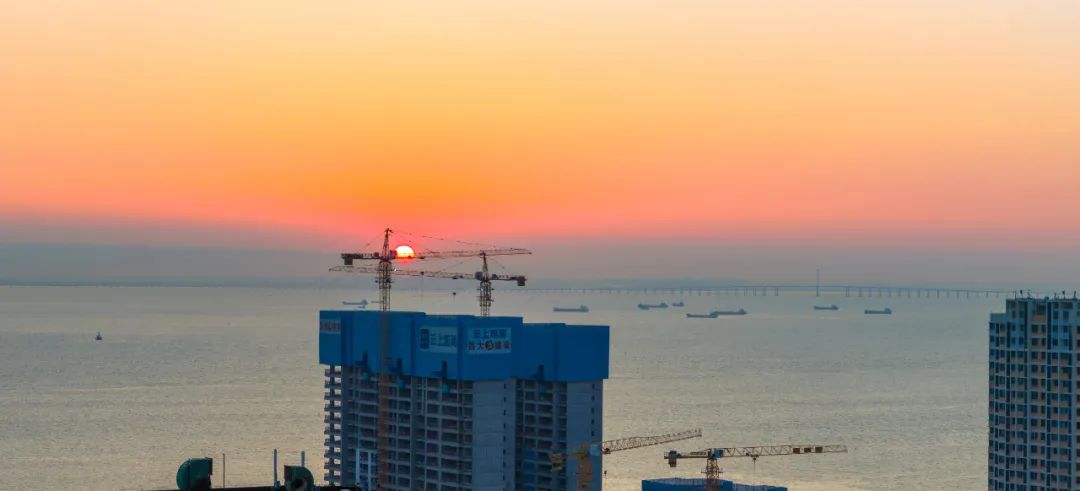 270°观海的环幕飘窗前，市南进入了海景房的新时代