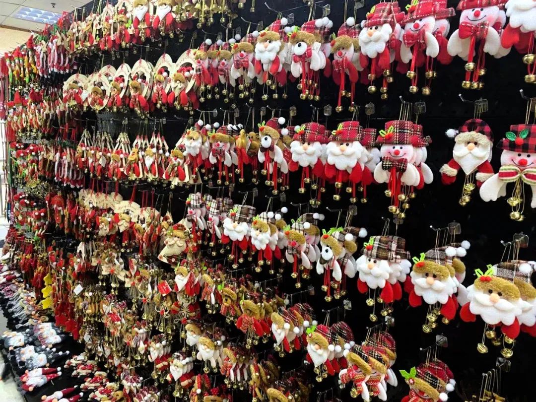 不过圣诞节的义乌商人,却承包了全世界半数圣诞用品