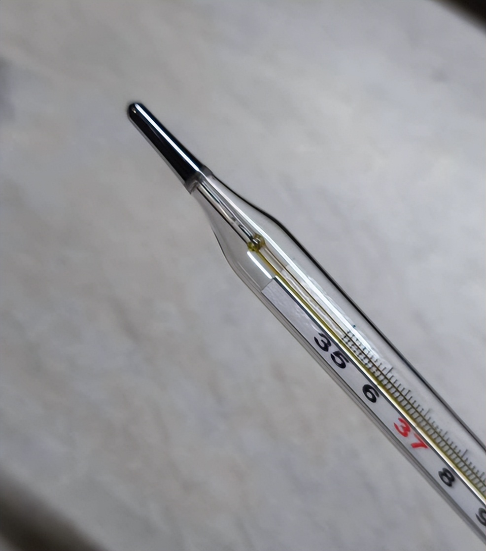 两只体温计测出来相差0.4,2个水银温度计测量结果不一样