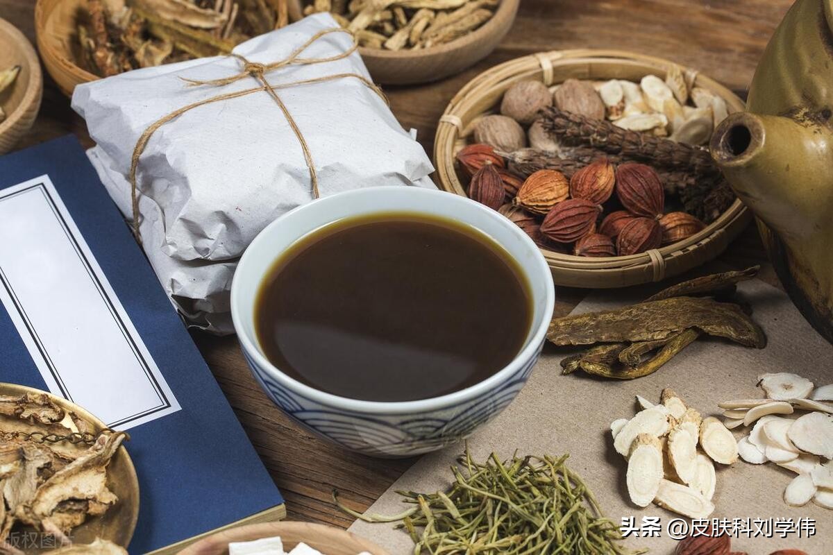 男子吃药五年差点肝硬化，医生紧急叫停，白癜风这样治更安全