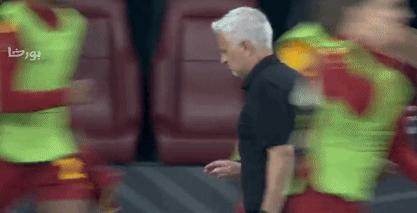 致敬穆帅！施压裁判+单挑对手+2次冷静手势，每1秒都在战斗