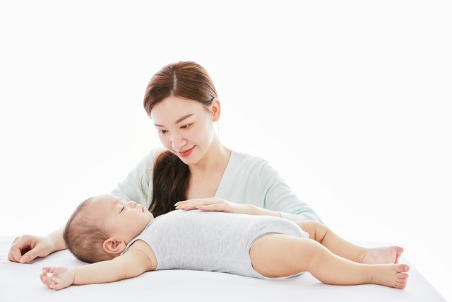 新生儿总是爱睡觉，2周大的宝宝睡觉有这些特点，你知道吗