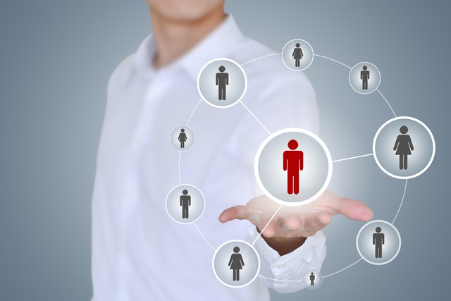 女子在家带娃,被丈夫用钱砸脸,婚姻:请一定擦亮眼睛,活出你的尊严