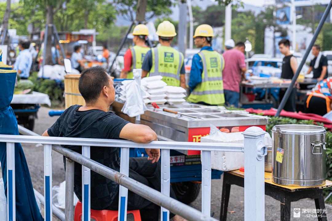 他们在深圳房价10万/平的地方,卖10元工地快餐