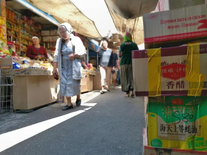 吉尔吉斯斯坦首都比什凯克——搅拌马奶的棒子，市区有*小平邓**大街