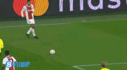 进去铲球先碰球就不犯规吗,先碰球再铲到人算犯规吗