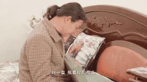 烈士母亲一人收麦子,烈士母亲割麦子