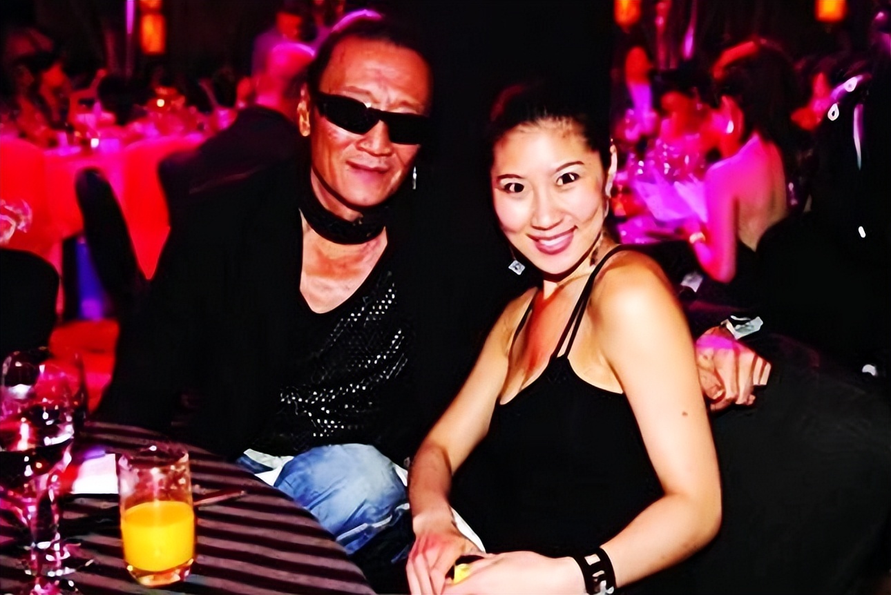 相差49岁的爷孙恋，12年后换回2000万分手费，coco这么做值吗？