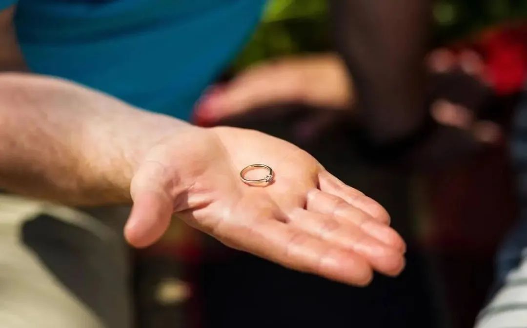 戒指太紧取不下来怎么办教你一招,铁丝戒指卡住了取不下来了怎么办