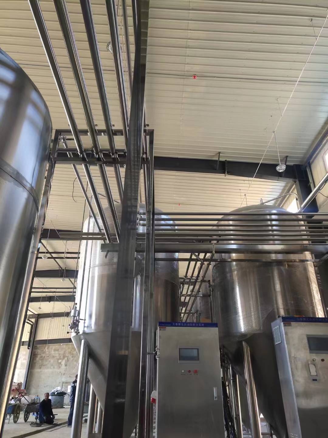 精酿啤酒灌装机设备,大型自酿啤酒加工设备