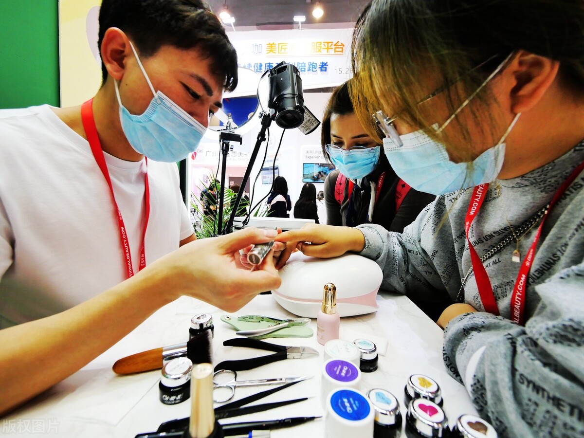 做美甲师的一个月工资多少,美甲师日常收入状况